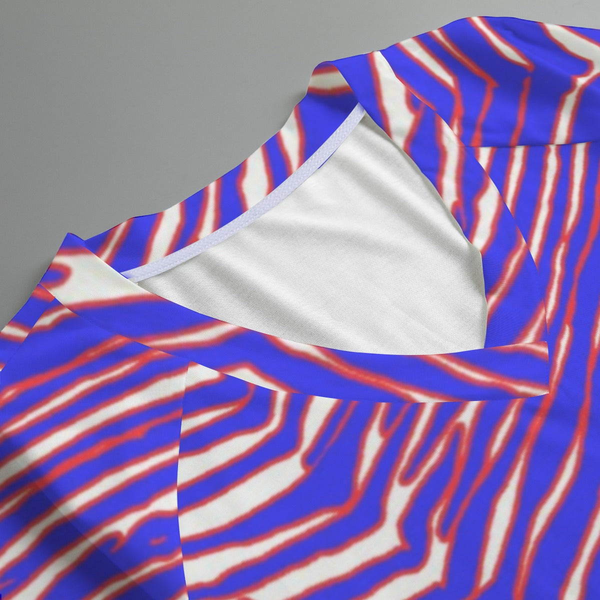 Camiseta de fútbol americano de la NFL Buffalo Bills con estampado de cebra Zubaz para mujer, cuello en V y manga corta